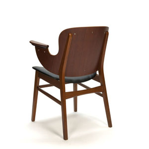 Mooi vormgegeven teakhouten stoel