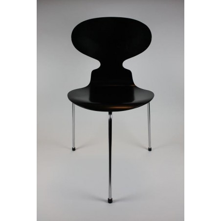 Arne Jacobsen Ant chair 3-legged model 3100