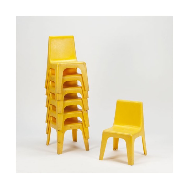 Plastic yellow child's chair - Retro Studio