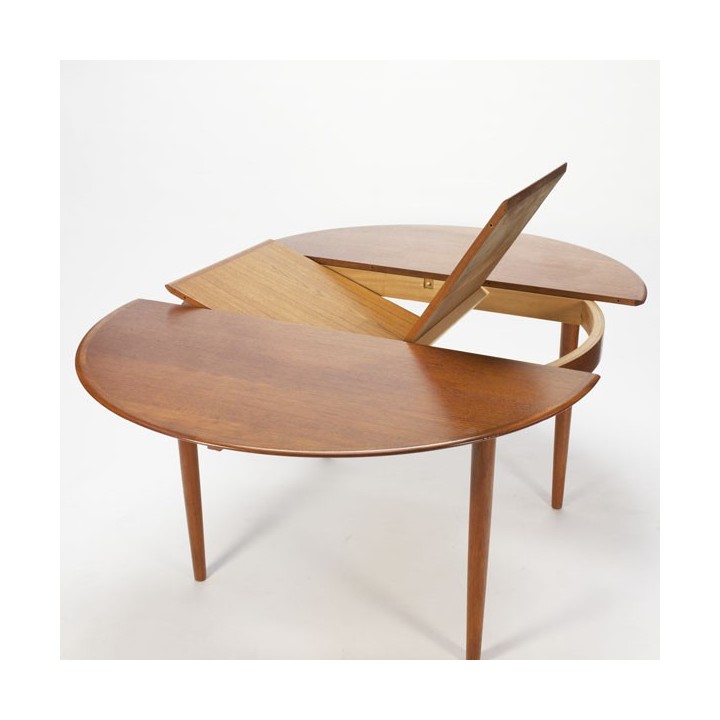 Dyrlund Smith teak dinning table - Retro Studio
