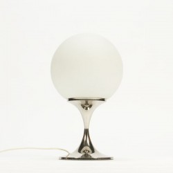 Grote tafellamp met wit glazen bol