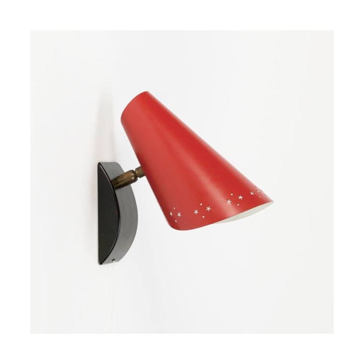 Rode wandlamp met geperforeerde rand - Retro Studio