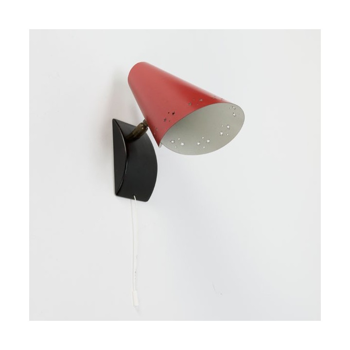 Rode wandlamp met geperforeerde rand - Retro Studio
