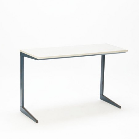Industrieel bureau/ schooltafel van Friso Kramer blauw