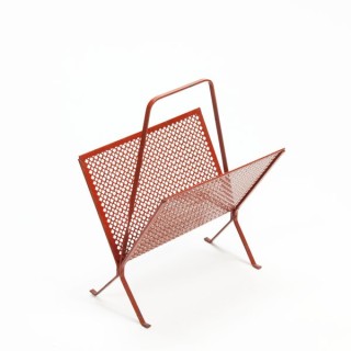 Rood geperforeerd metalen krantenrek - Retro Studio