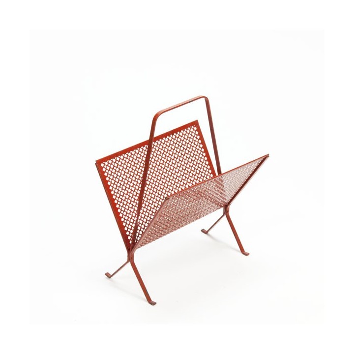 Red perforated metal magazine rack - Retro Studio