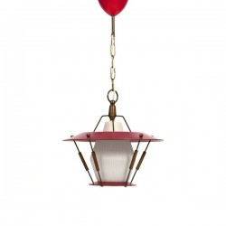 Rode hanglamp met teakhouten details