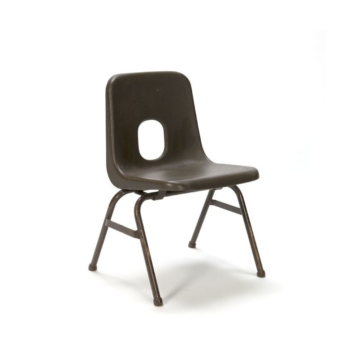 Brown plastic child's chair - Retro Studio