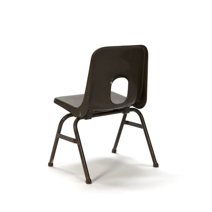 Brown plastic child's chair - Retro Studio