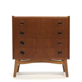 Small chest of drawers on nice base - Retro Studio