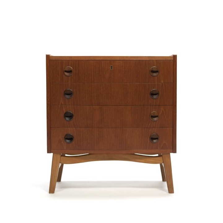 Small chest of drawers on nice base - Retro Studio