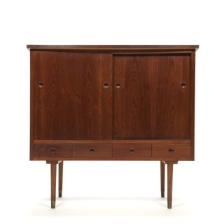 Deense kast met schuifdeurtjes op koperen voetjes - Retro
