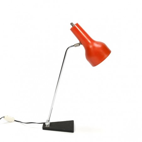 Bureaulamp met oranje kap en zwarte voet