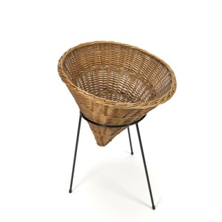 Wicker basket on metal base - Retro Studio