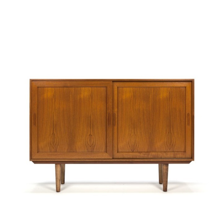 Smalle teakhouten kast met schuifdeurtjes