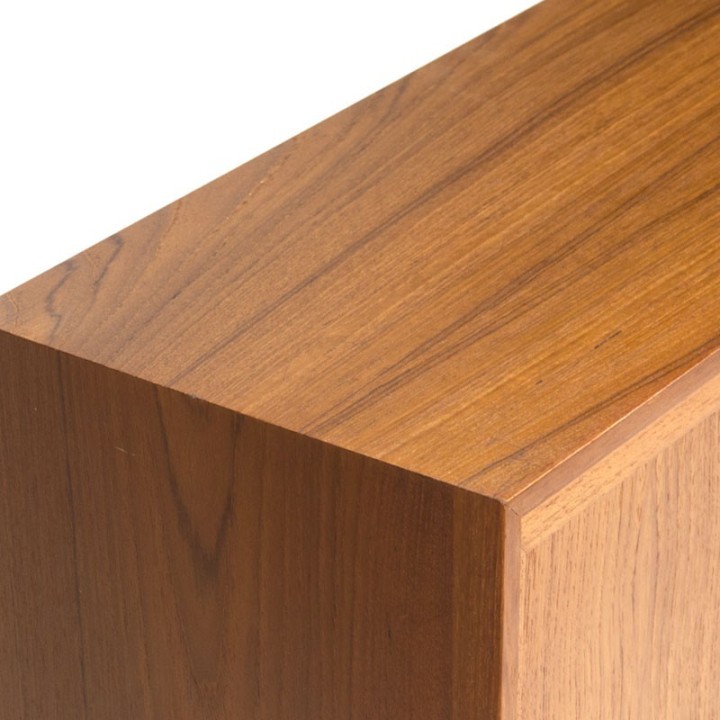 Smalle teakhouten kast met schuifdeurtjes