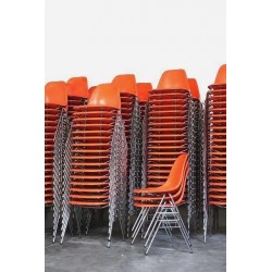 Eames stacking chair van Herman Miller