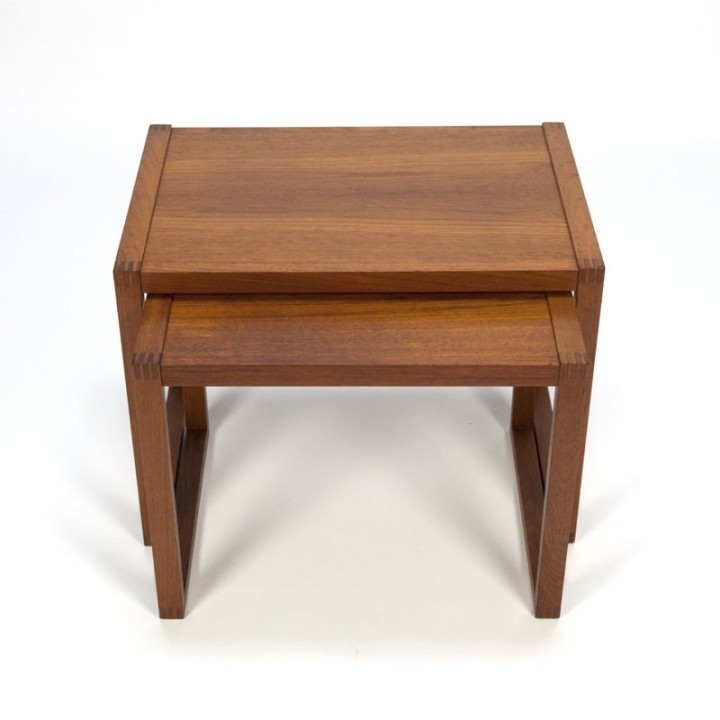 Vintage set van 2 teakhouten bijzettafeltjes