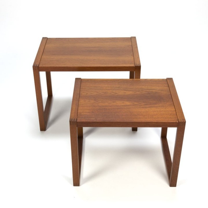 Vintage set van 2 teakhouten bijzettafeltjes