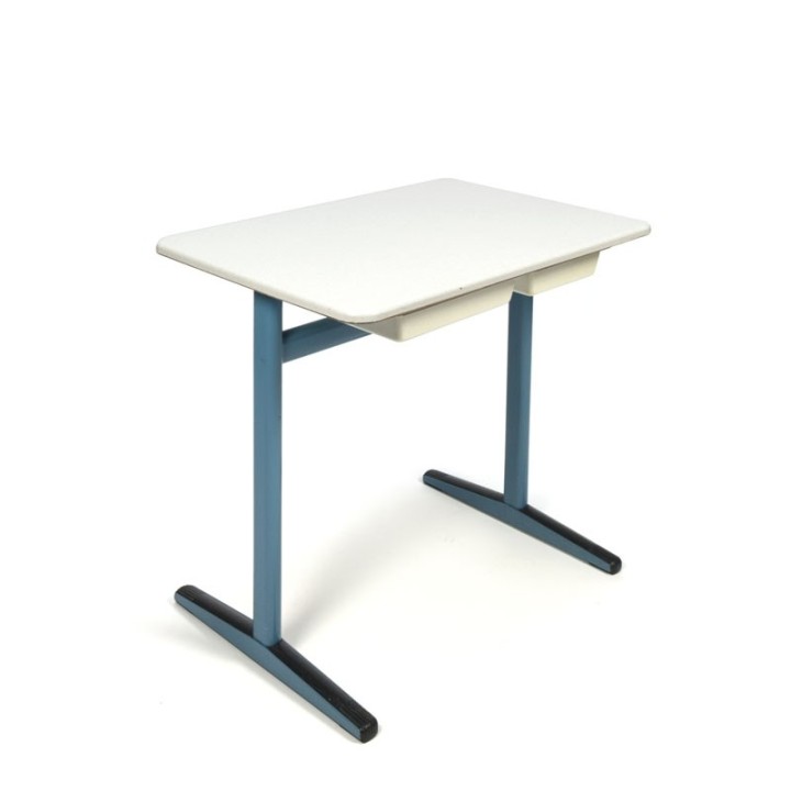 Vintage schoolbureau voor kinderen met blauw frame