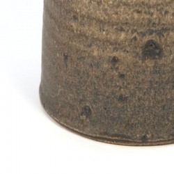 Vintage bruine vaas in brutalistische stijl