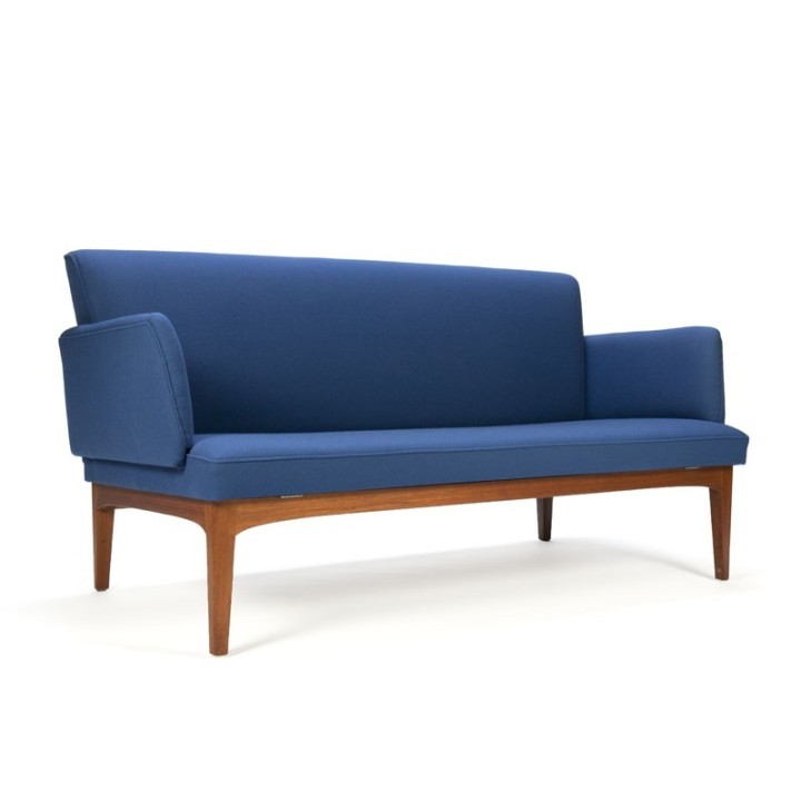 Deens vintage teakhouten bank met blauwe bekleding