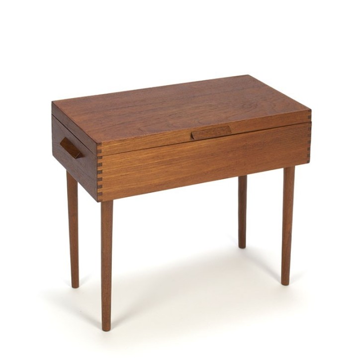 Vintage teakhouten kistje op hoge poot