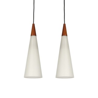 Set van 2 vintage melk glazen hanglampen