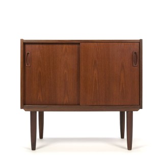 Vintage kleine teakhouten kast met schuifdeurtjes