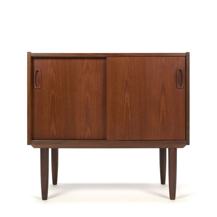 Vintage kleine teakhouten kast met schuifdeurtjes