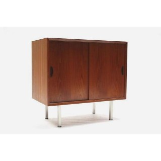 Kleine teakhouten kast op chrome poot