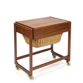 Deens vintage naaigerei kastje op wieltjes in teak