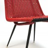 Rode vintage zitstoel van gevlochten plastic draad