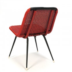 Rode vintage zitstoel van gevlochten plastic draad