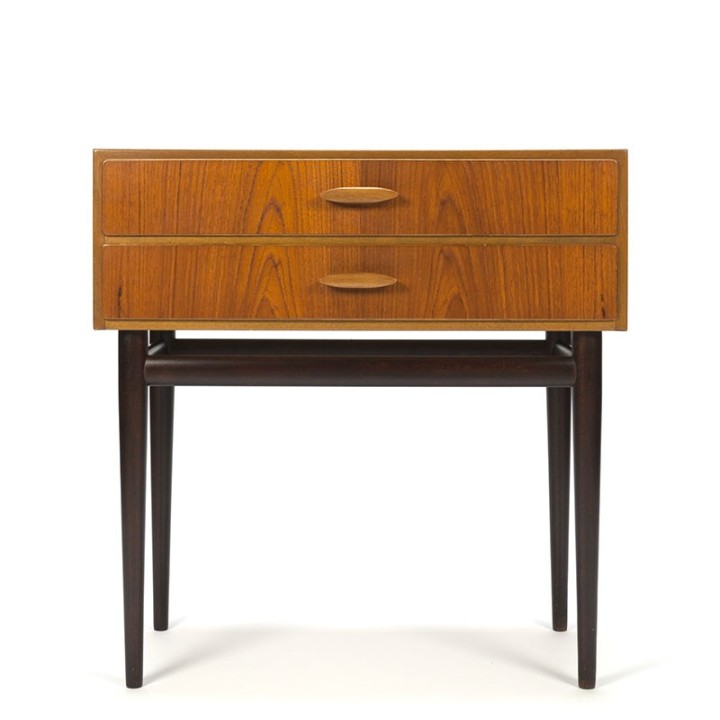 Kleine vintage design ladekast met contrasterend onderstel