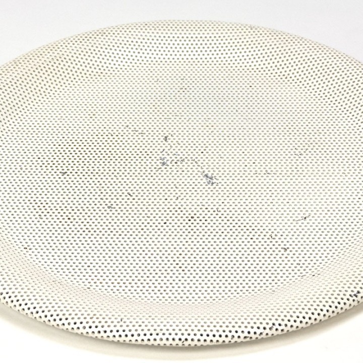 Vintage geperforeerd dienblad ontwerp in Mathieu Mategot stijl