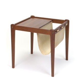 Vintage Deense bijzettafel met jute krantenrek