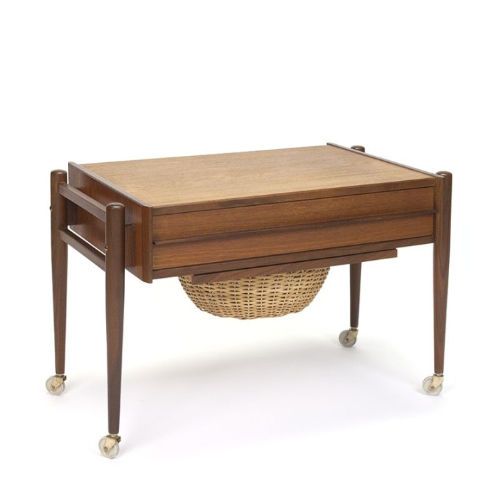 Vintage teakhouten bijzettafel op wieltjes met rieten mand