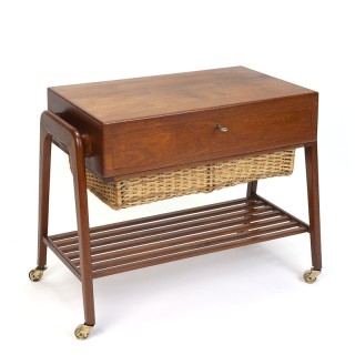 Vintage Deense teakhouten bijzettafel met rieten mand