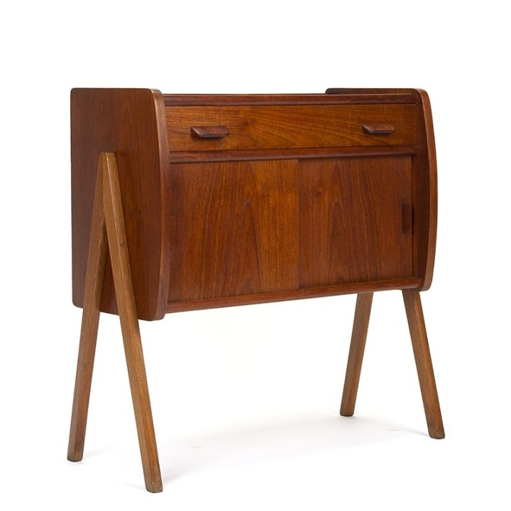 Klein Zweeds vintage kastje met V vorm onderstel