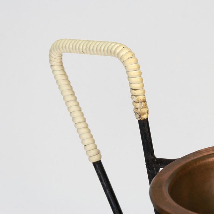 Vijftiger jaren vintage krantenrek met asbak