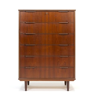 Large vintage model Danish dresser with 6 spacious drawers
