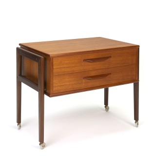 Teakhouten Deens vintage kastje op wieltjes