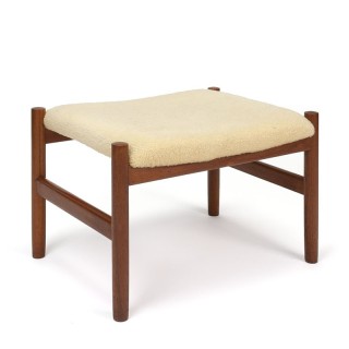 Deense vintage poef/ ottoman van Spøttrup met schapenvacht