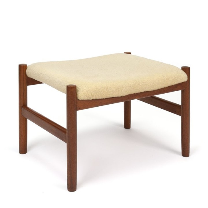 Deense vintage poef/ ottoman van Spøttrup met schapenvacht
