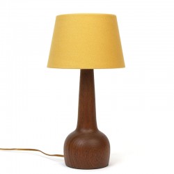 Deense teakhouten vintage tafellamp met okergele kap