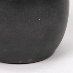 Klein zwart vintage aardewerken vaasje van Mobach