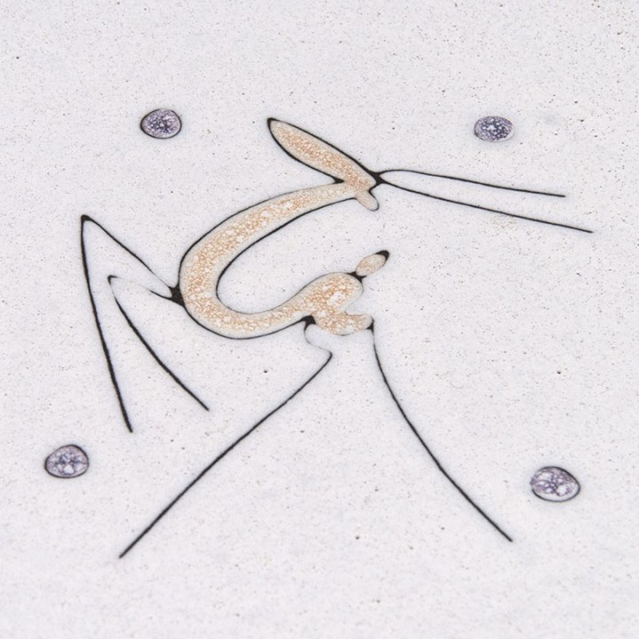 Aardewerken vintage gebak of sierschaal met hert