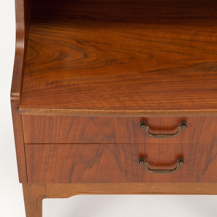 Teakhouten vintage Deens klein model kastje met glazen bovenblad