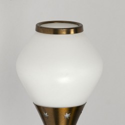 Vintage wandlamp met opaline glas en messing armatuur
